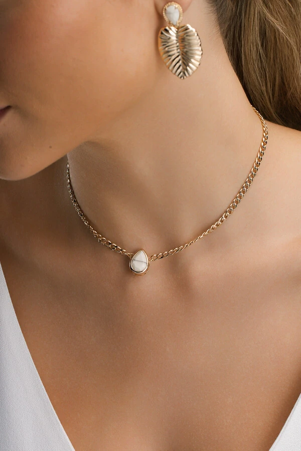 Colar Choker Dourado Gota Resina Off White