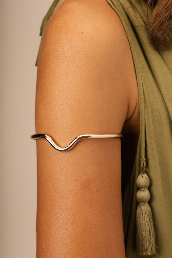 Pulseira Dourada Curva Antebraço