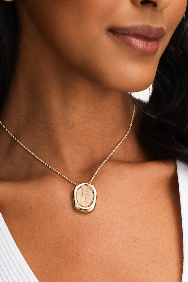 Colar Dourado Orgânico Couro Tilápia Nude