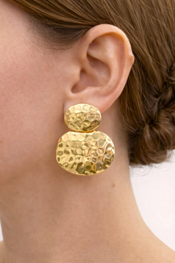 Brinco Dourado Placa Oval Martelada