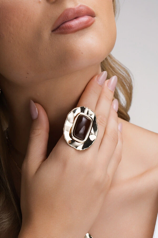 Anel Dourado Placa Martelada Resina Marrom