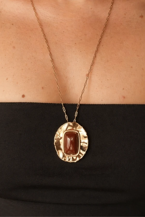 Colar Dourado Placa Martelada Resina Marrom