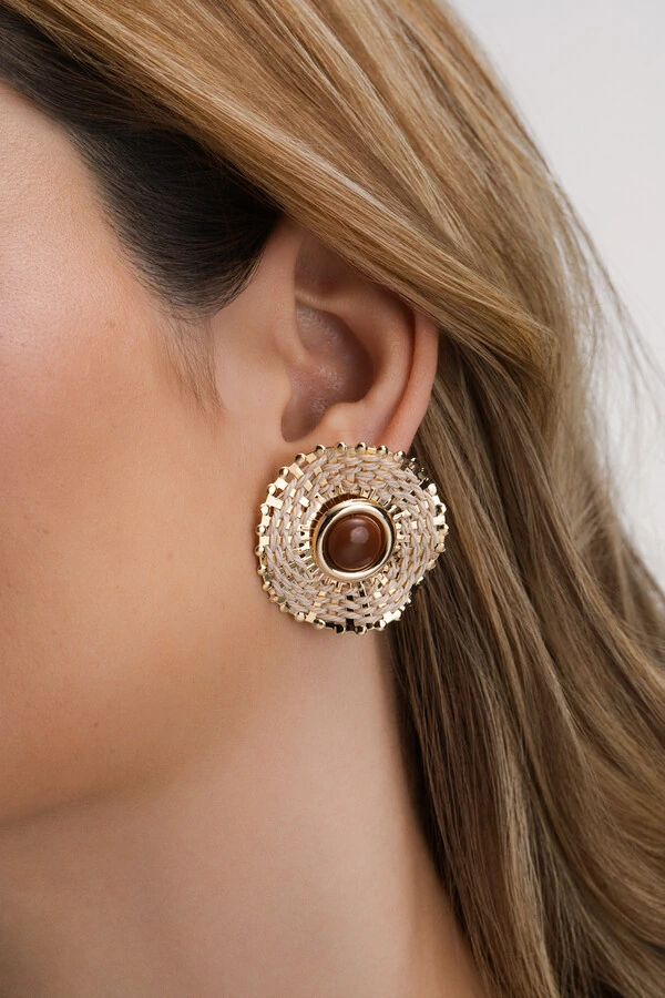 Brinco Dourado Círculo Palha Resina Marrom