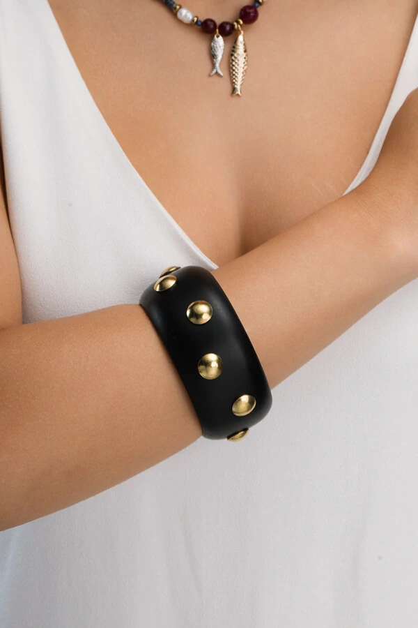 Bracelete Resina Preto Tachinhas Douradas