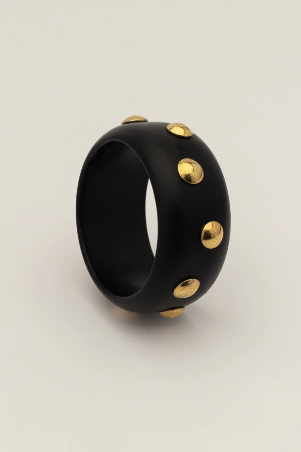 Bracelete Resina Preto Tachinhas Douradas