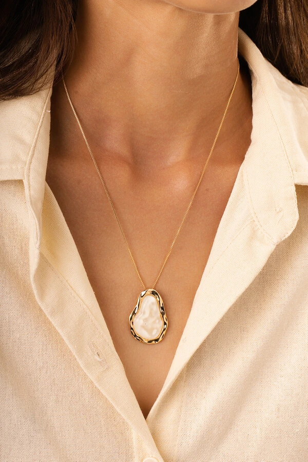 Colar Dourado Orgânico Resina Off
