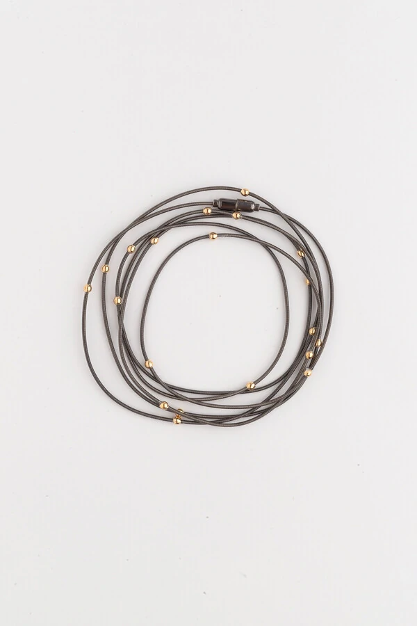 Pulseira Grafite Corda de Violão Bolinhas Douradas