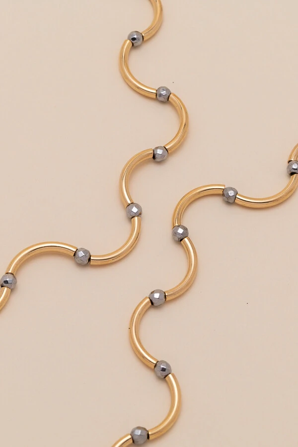 Colar Alva Dourado Ondas Hematita Prateada