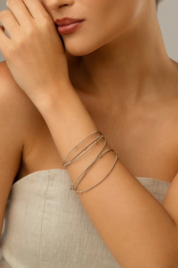 Pulseira Prateada Corda de Violão Bolinhas Douradas