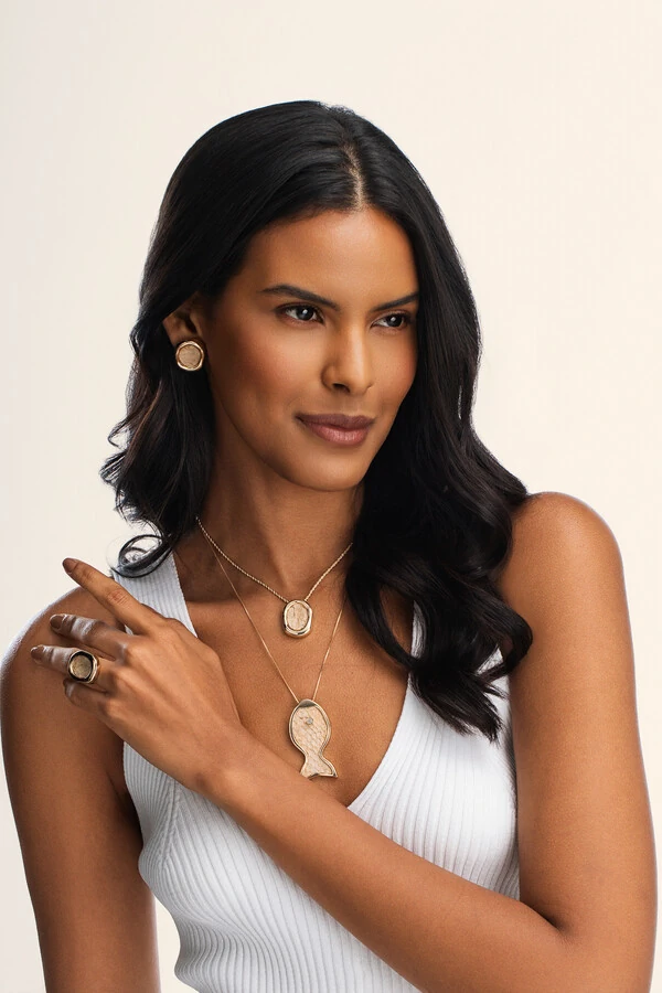 Brinco Dourado Orgânico Couro Tilápia Nude