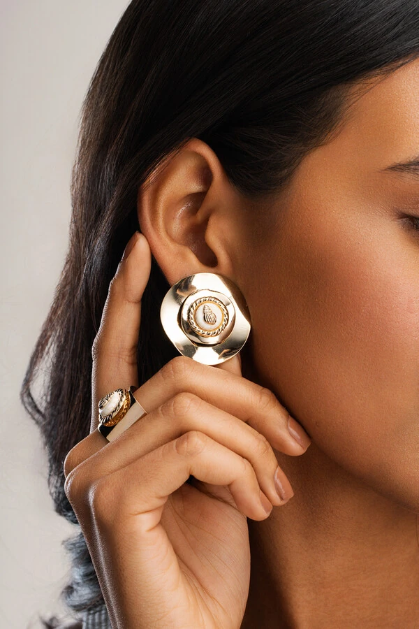 Brinco Placa Orgânica Howlita Concha