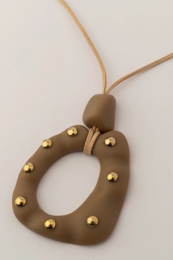 Colar Orgânico Resina Couro Fendi