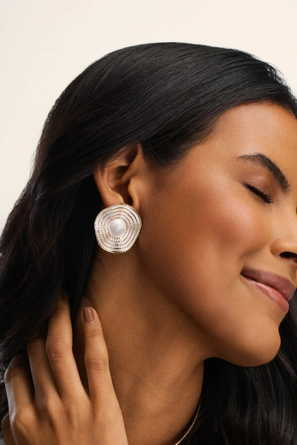 Brinco Círculo Ondas Resina Madrepérola