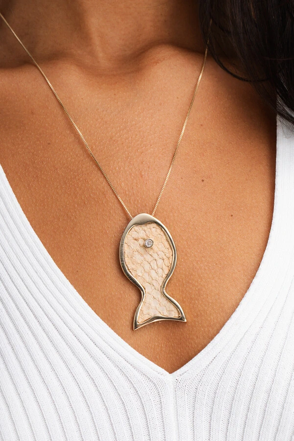 Colar Dourado Peixe Couro De Tilápia Nude