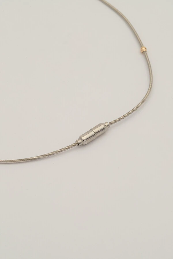 Pulseira Prateada Corda de Violão Bolinhas Douradas