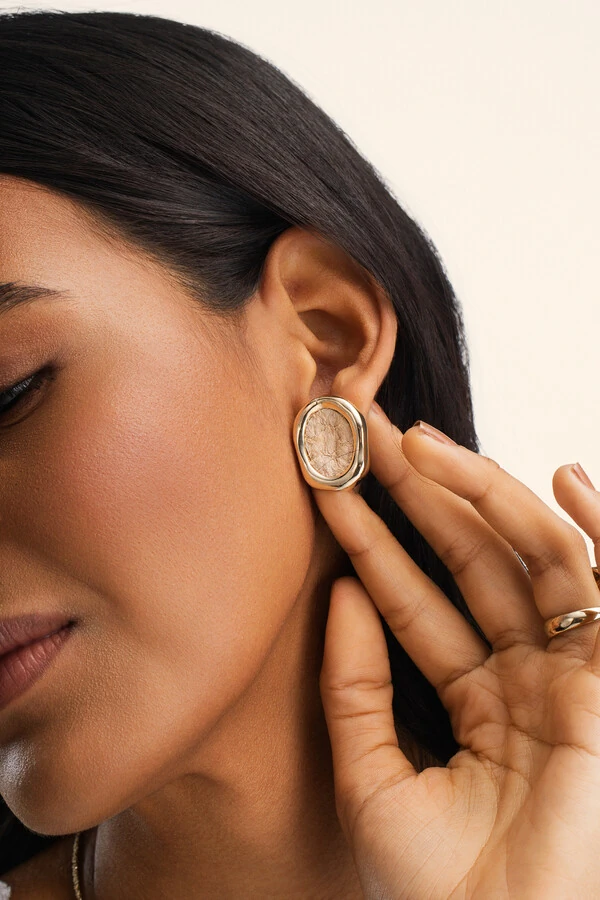 Brinco Dourado Orgânico Couro Tilápia Nude