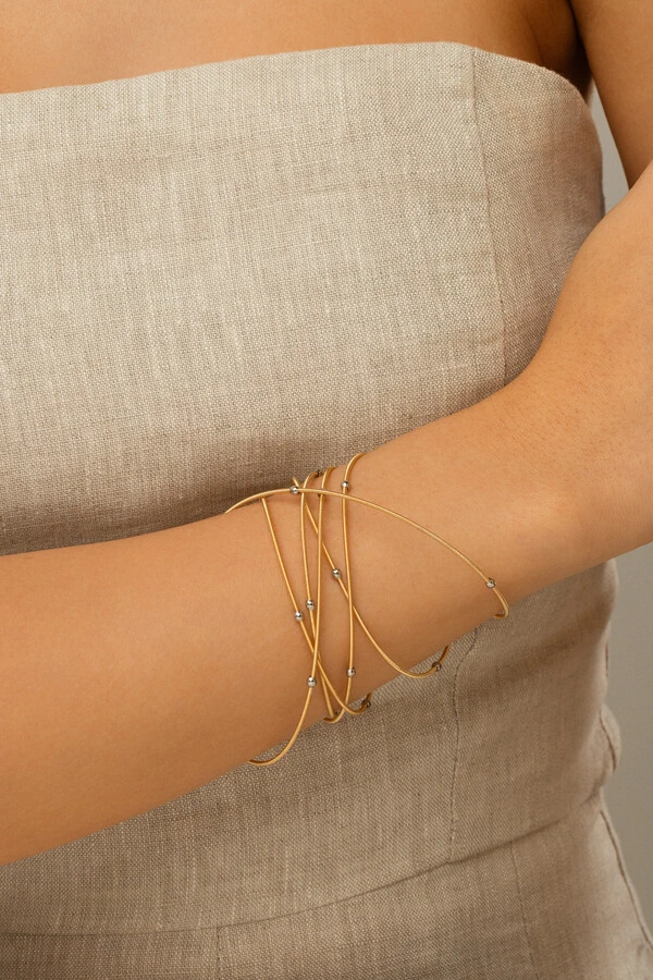Pulseira Dourada Corda de Violão Bolinhas Prateadas