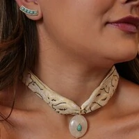 Choker Bandana Manteiga Pedra Oval Resina Off