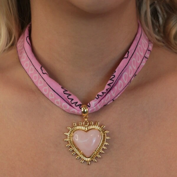 Choker Lenço Rosa Pingente Coração Resinado