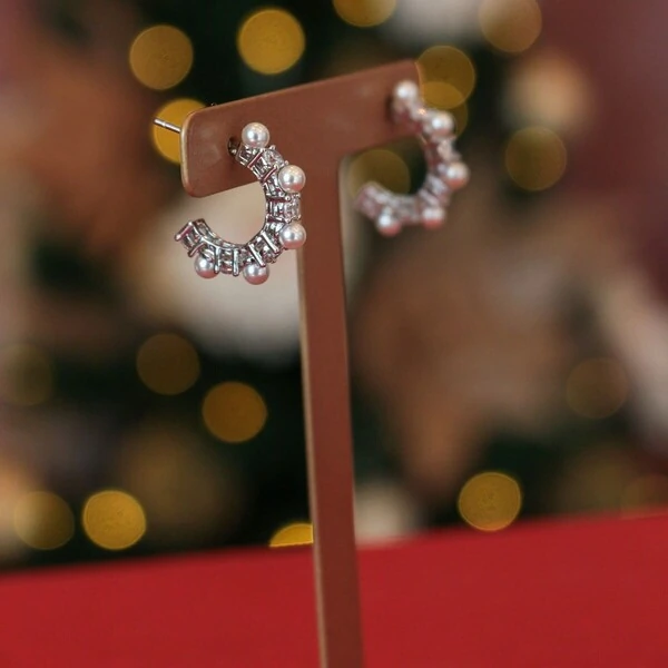 Argola Média Pérola com Cristal