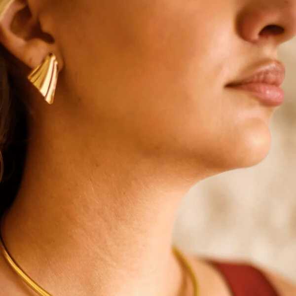 Brinco Médio Placa Orgânico Fabiana