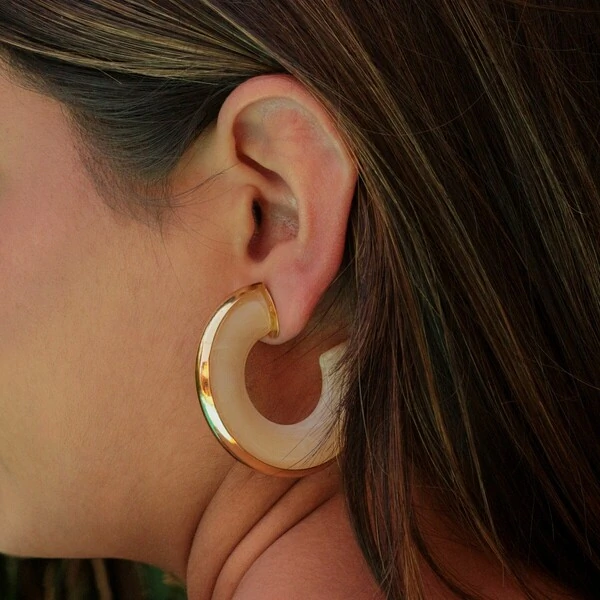 Argola Meio Lado Resina Creme