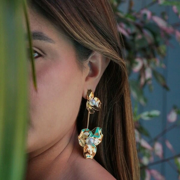 Brinco Maxi Flor Placa Pendurado com Pérola
