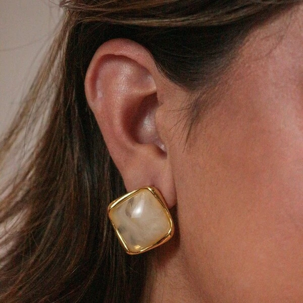 Brinco Médio Quadrado Perolado