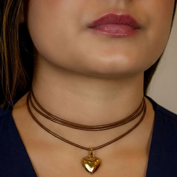 Colar Fio Marrom Pingente Coração