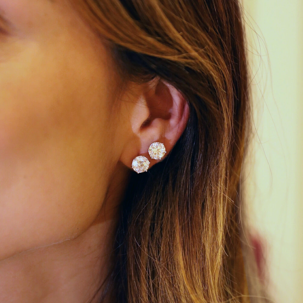 FotoBrinco Prata 925 Ponto 6 Garras Moissanite 8 mm 4 ct