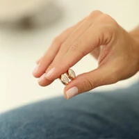 Argola Click Prata 925 Cravação Inglesa Navete Moissanite