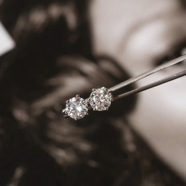 Brinco Prata 925 Ponto 6 Garras Moissanite 8 mm 4 ct