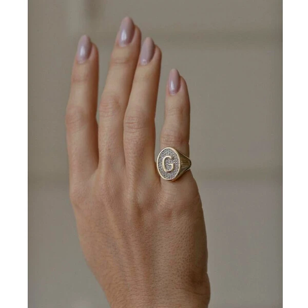 Anel Dedinho Oval Cravejado Letra