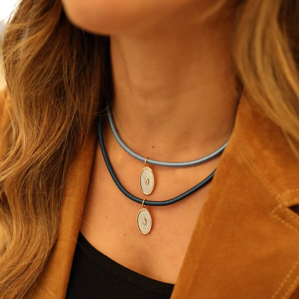 Colar Prata 925 Fio de Seda Azul Escuro Medalha Oval Ouro