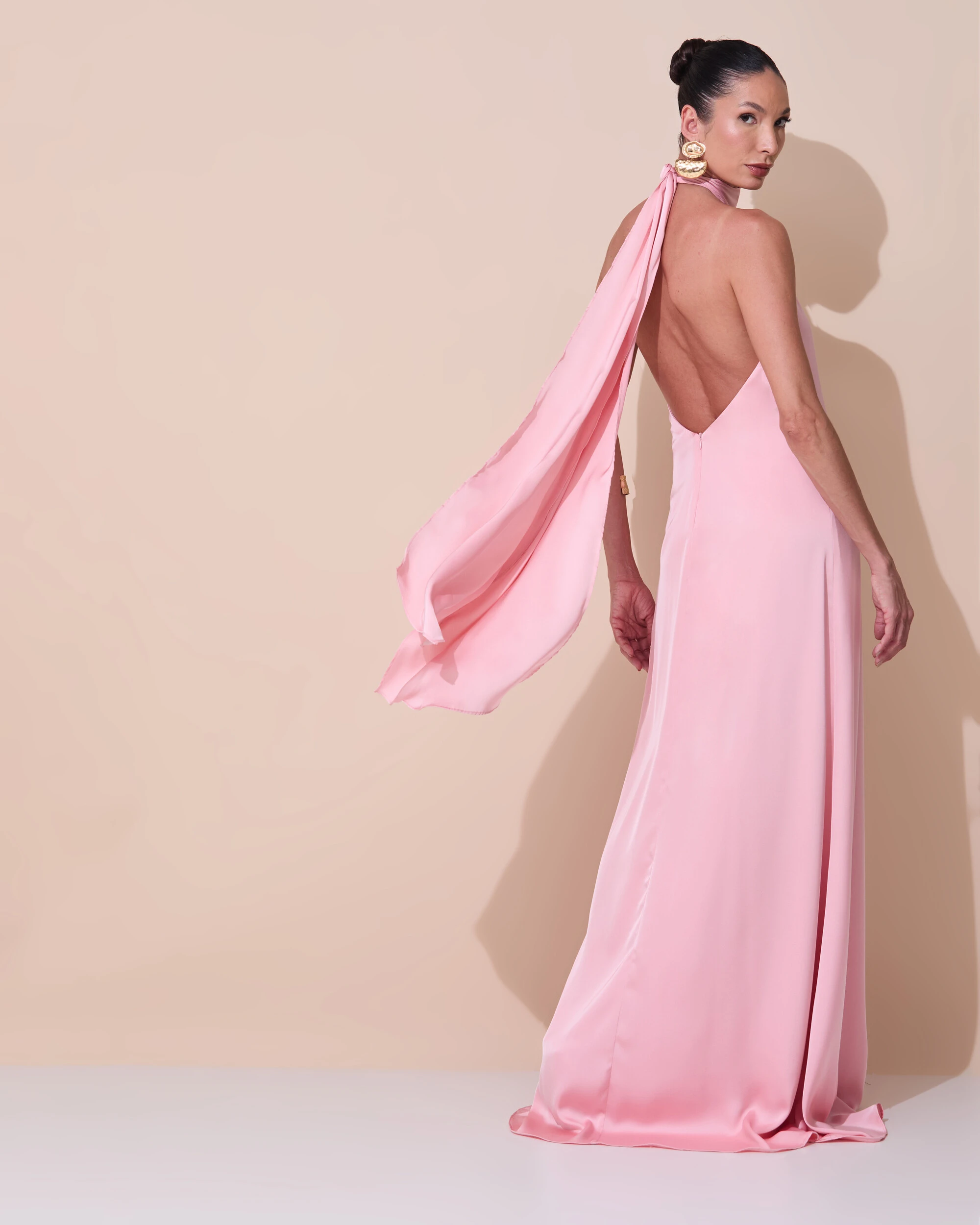 Foto Vestido de Festa Gola Alta com Decote nas Costas Acetinado Rose Gold