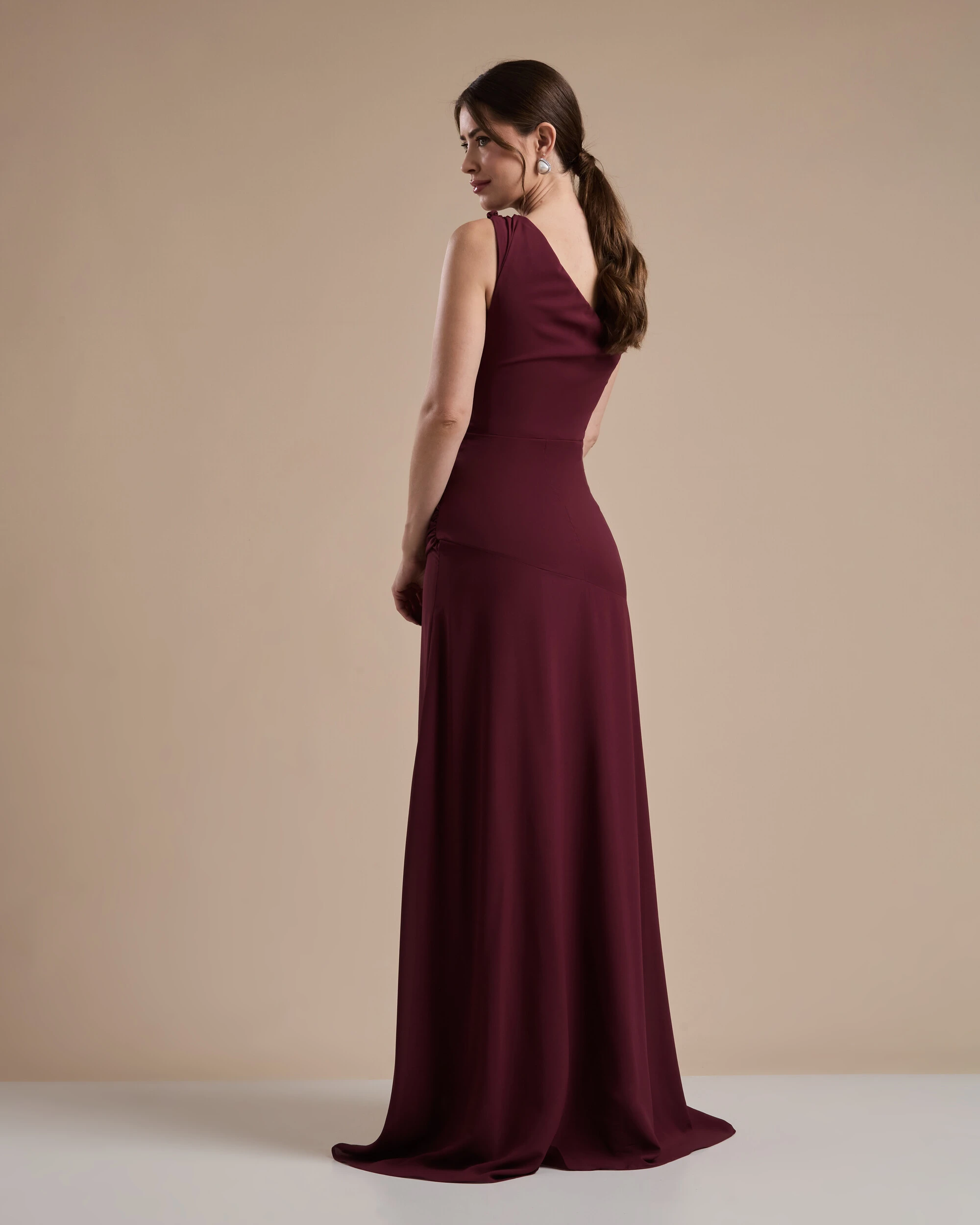 Foto Vestido de Festa Longo Crepe Chiffon Um Ombro Só Drapeado com Babado Cascata Marsala