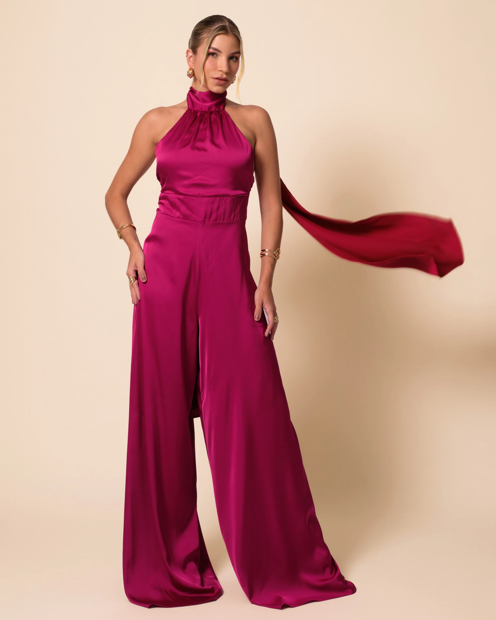 FotoMacacão de Festa Longo em Cetim Fluido com Gola Alta e Lenço Beterraba