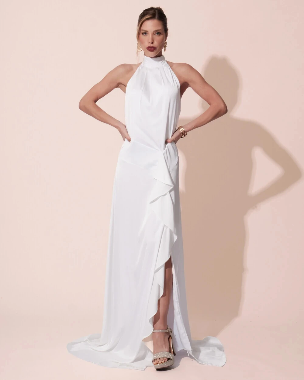 Vestido Longo de Festa Cetim Fluido Gola Alta e Babado Cascata Branco