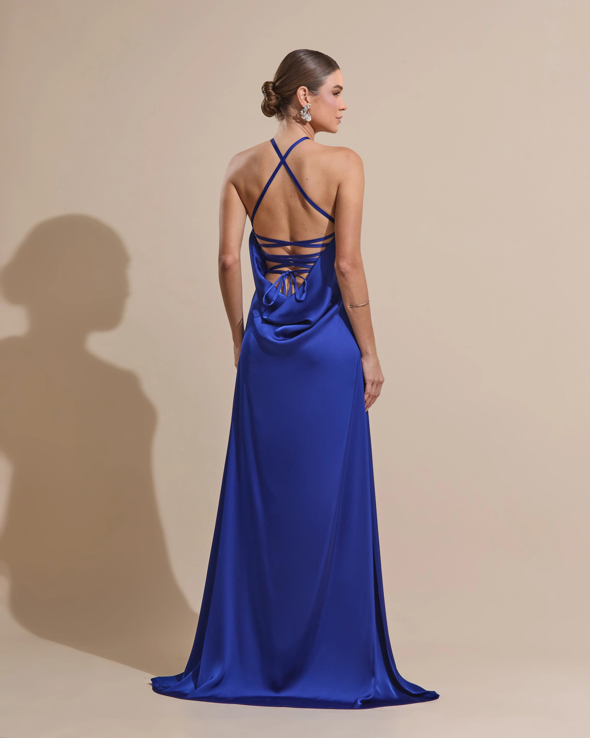 Foto Vestido Longo de Cetim com Decote Triangular e Amarração nas Costas Degagê Azul Marinho