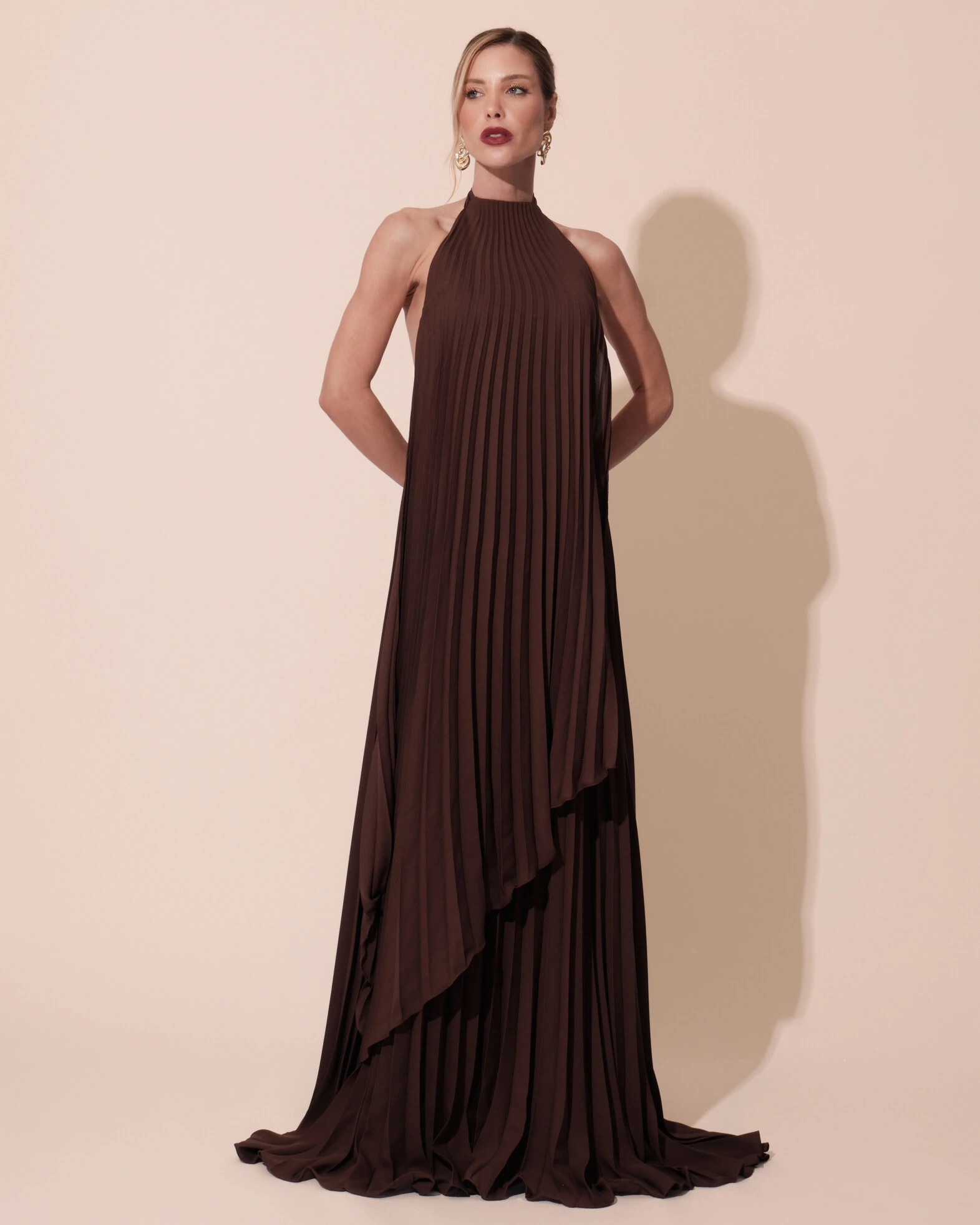 FotoVestidos de Festa Longo Chiffon Fluido Frente Única Plissado Duplo Marrom