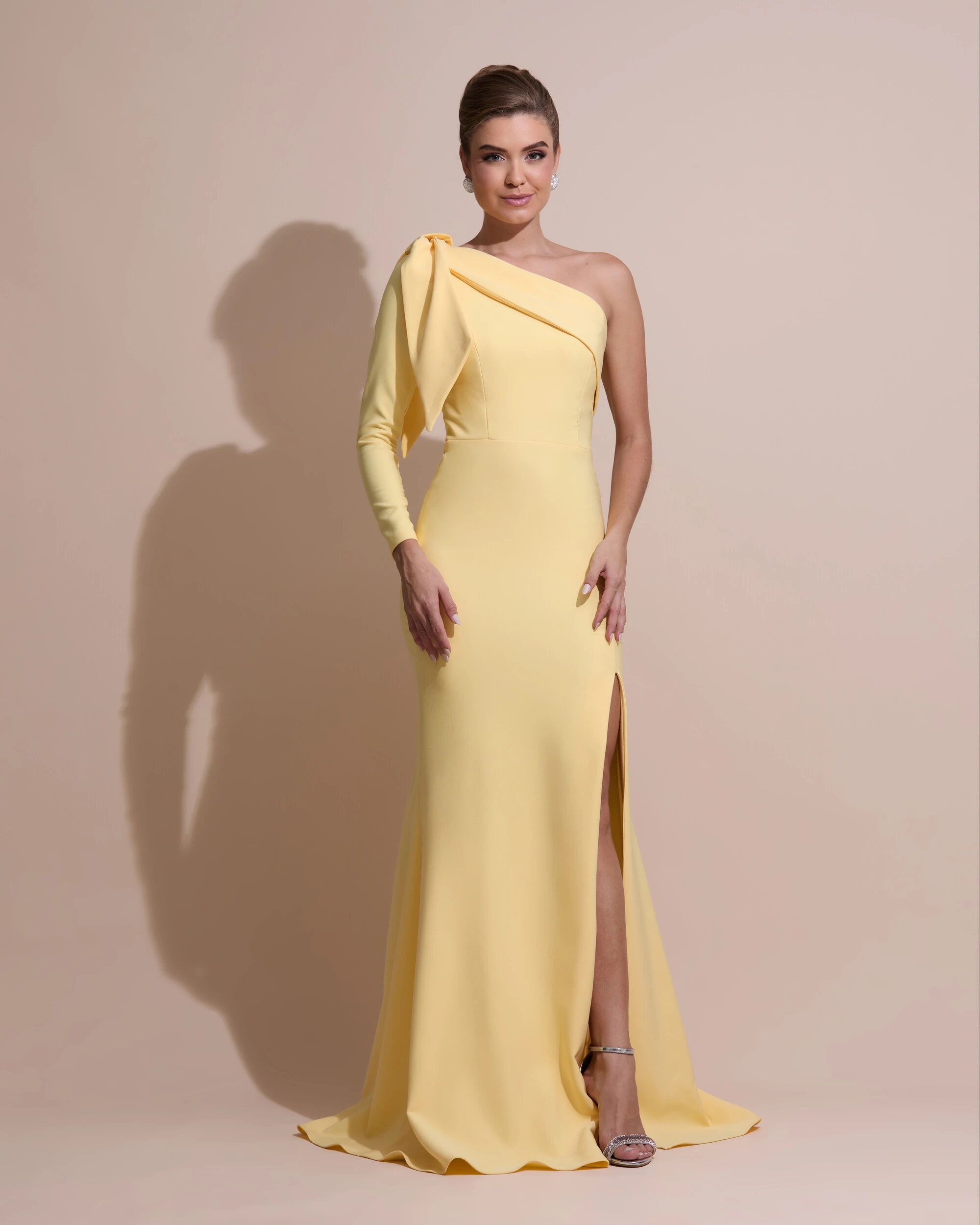 FotoVestido de Festa com Laço de Um Ombro em Alfaiataria Fenda Amarelo Manteiga