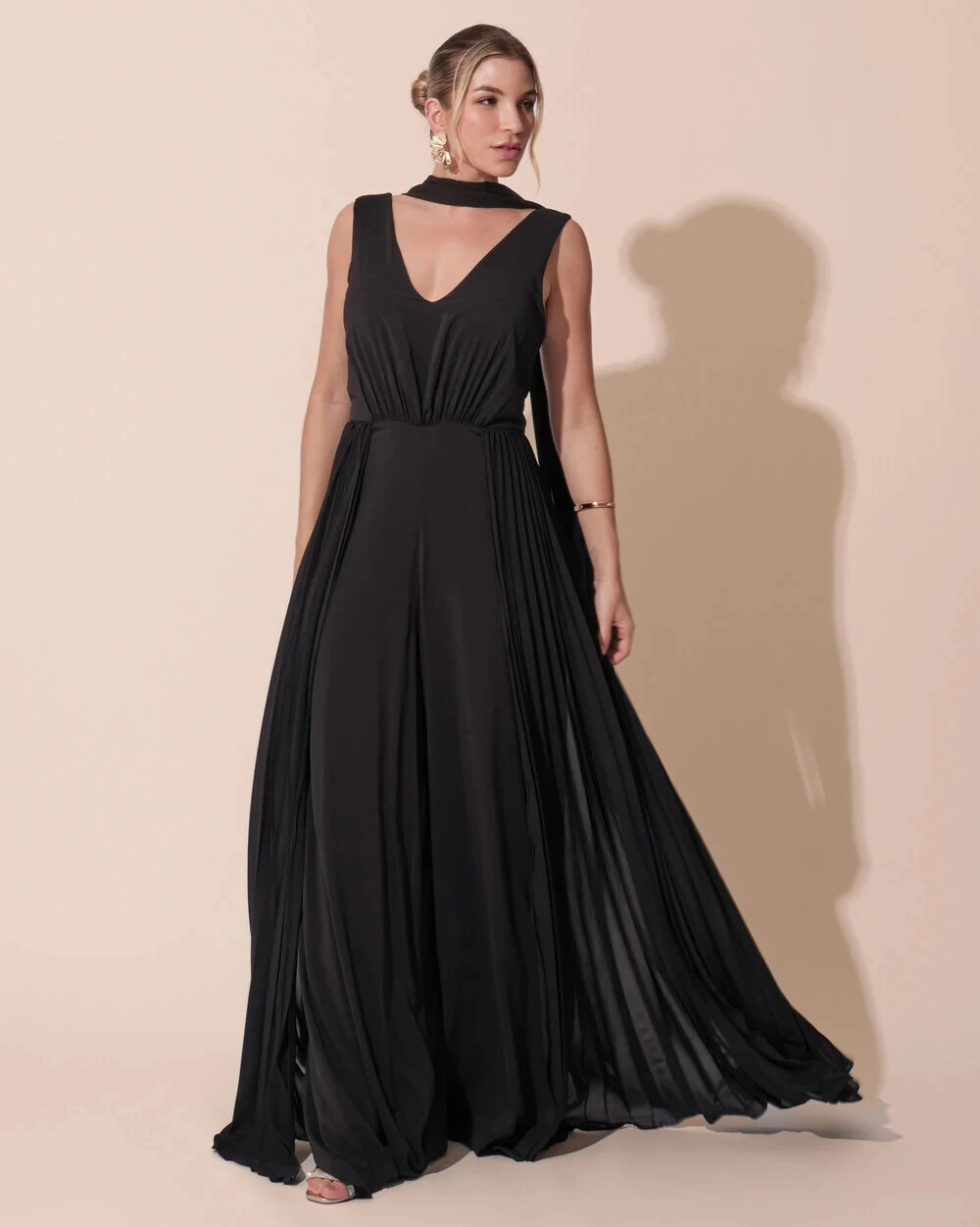 Macacão de Festa Longo Crepe Pantalona Plissado e Lenço Preto