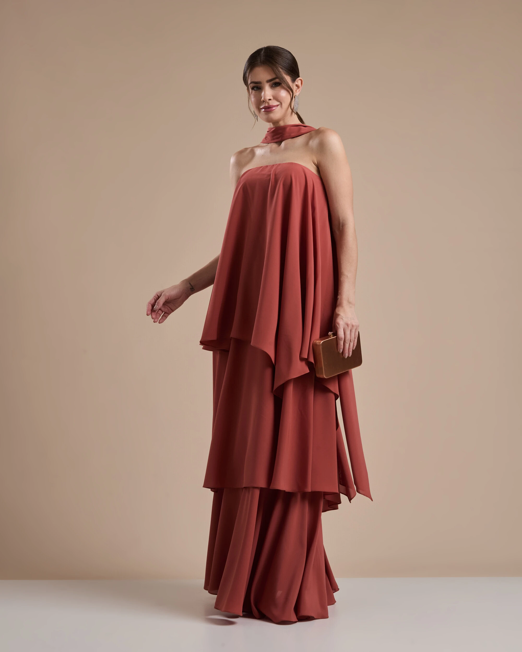 FotoVestido de Festa Longo Chiffon Crepe em Camadas com Lenço Terracota