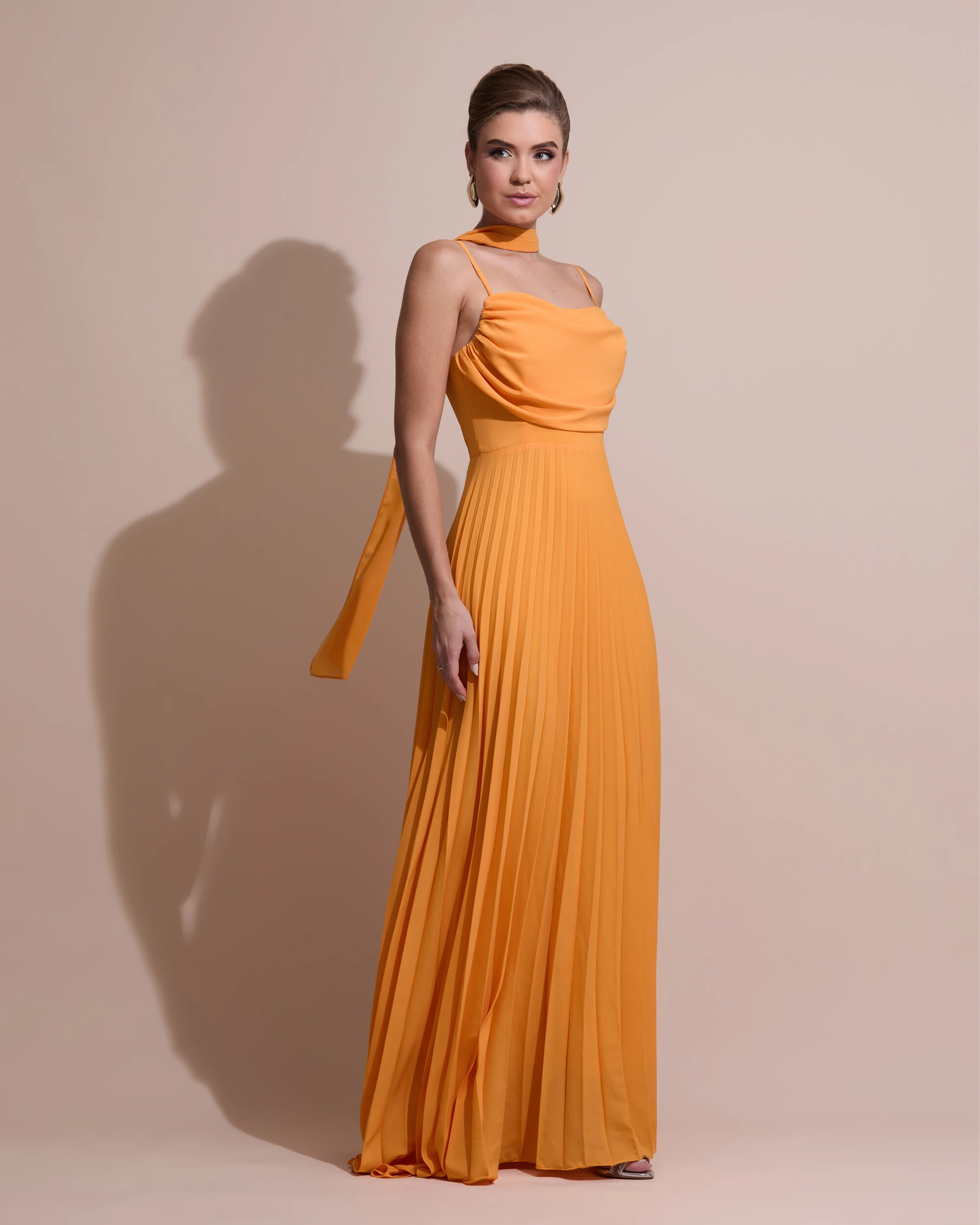 FotoVestido de Festa Longo Crepe Chiffon Plissado Trançado e Lenço Laranja Manga