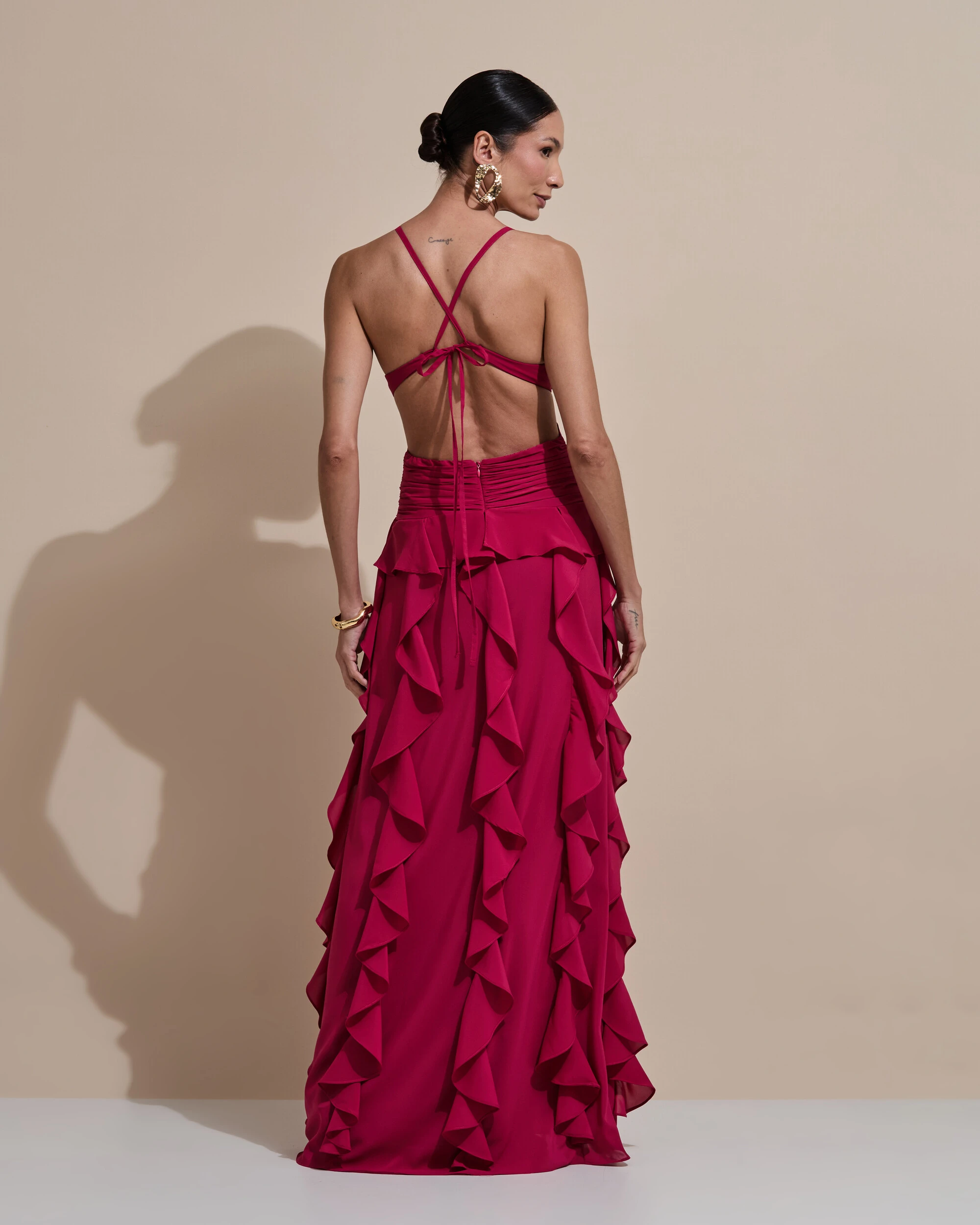 Foto Vestido de Festa Longo Decote V Recortes Drapeado Crepe Chiffon Babados Cascata Cereja