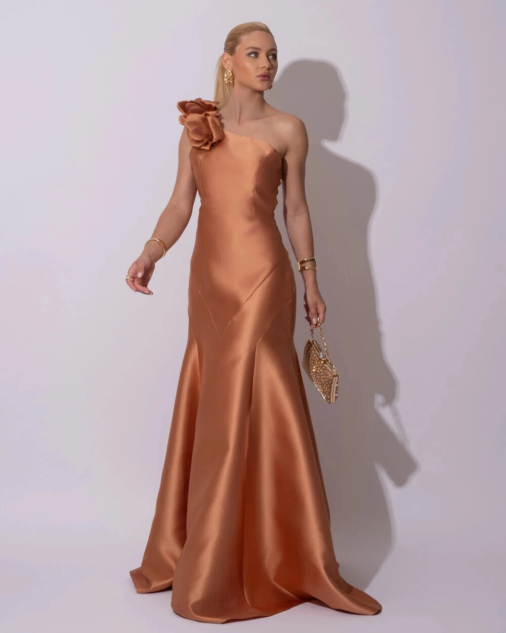 Vestido de Festa Longo Zibeline um Ombro Só Flor Removível Saia Sereia Mocha Mousse