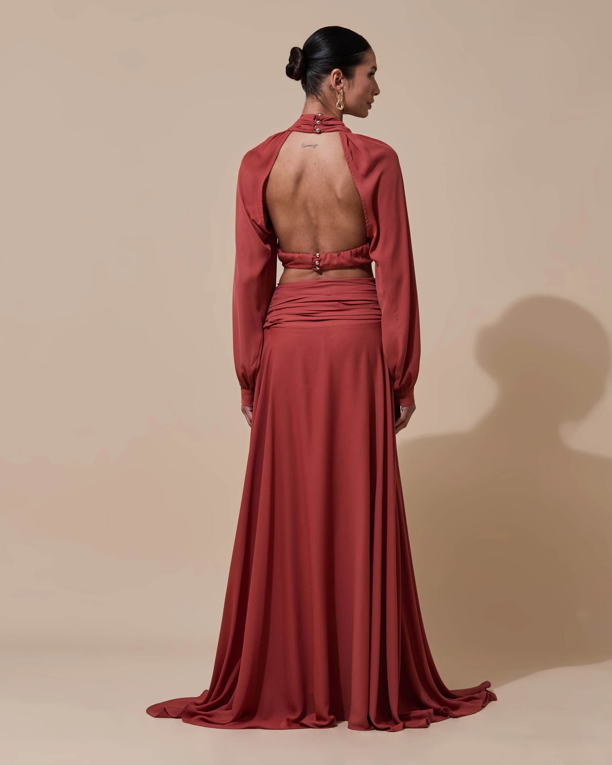 Foto Vestido de Festa Longo Gola Alta Crepe Chiffon Recortes Drapeado Manga Longa Fenda Terracota