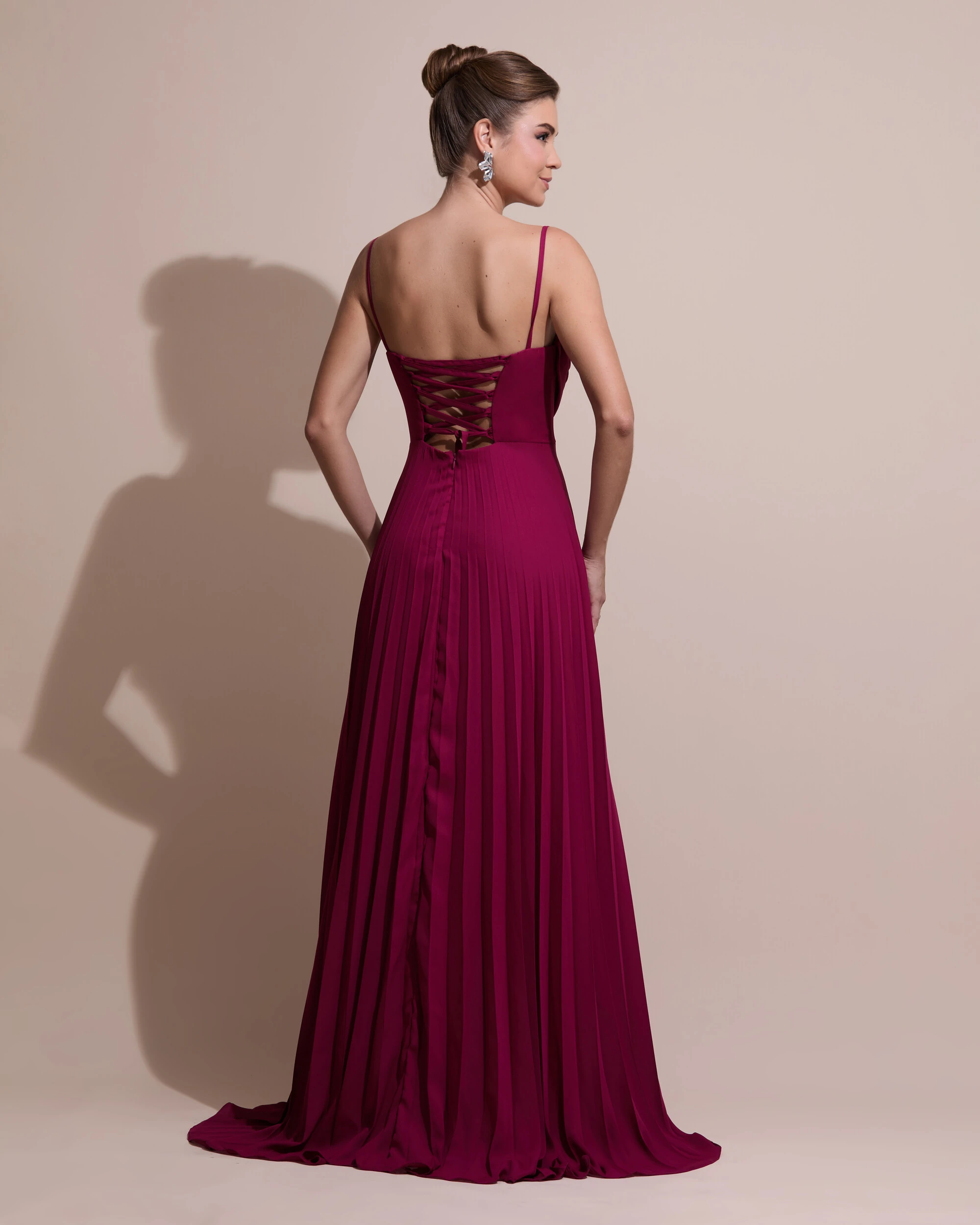 FotoVestido de Festa Longo Crepe Chiffon Plissado Trançado e Lenço Cereja