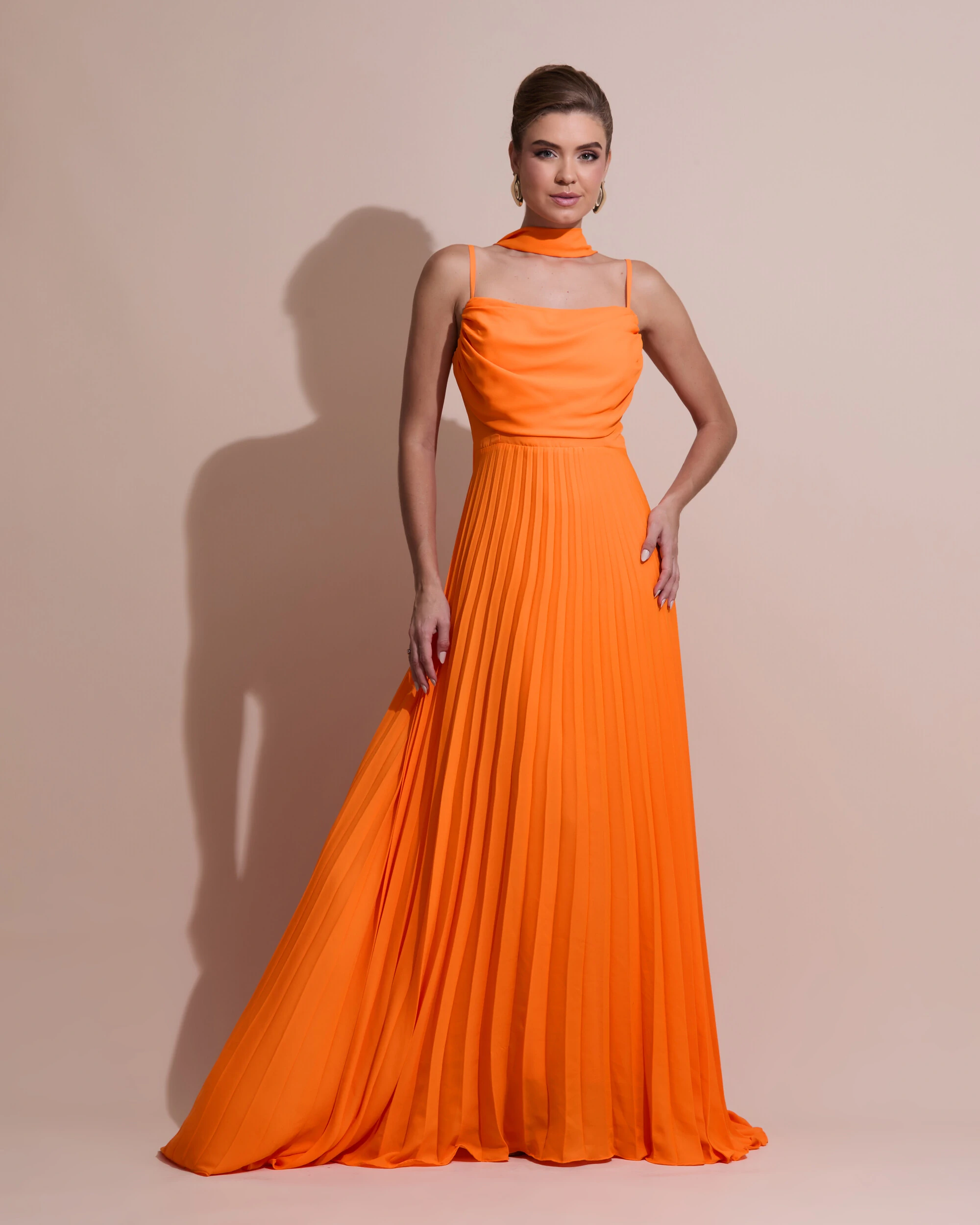 FotoVestido de Festa Longo Crepe Chiffon Plissado Trançado e Lenço Laranja
