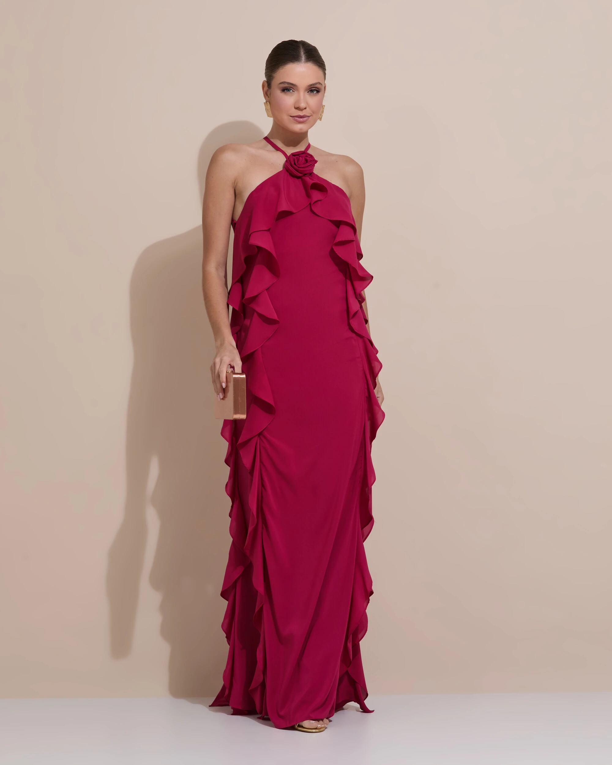 Foto Vestido de Festa Longo Crepe Chiffon Frente Única Babados Cascata e Flor Cereja